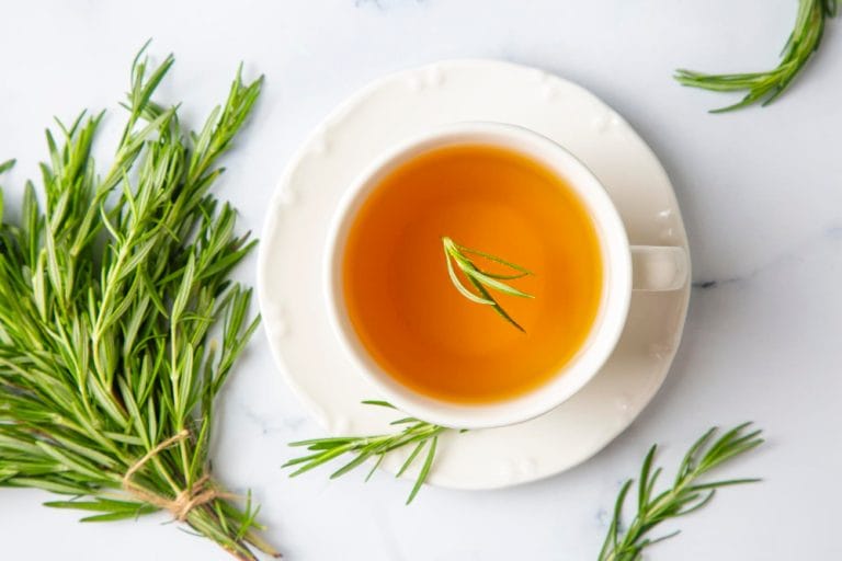 Ceai de rozmarin: când e bine să îl bei și când nu