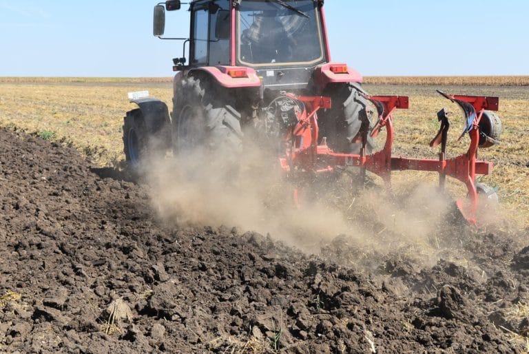 Scumpirea carburanților lovește în plin agricultura