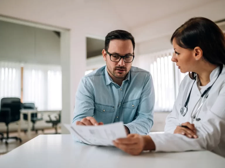 De la 1 februarie 2026, prima zi de concediu medical nu va mai fi plătită. Ce pierd angajații și ce probleme apar pentru firme  