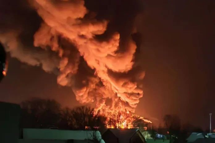 Rafinaria-Velikiye-Louki-incendiata-de-un-atac-cu-drone Rusia