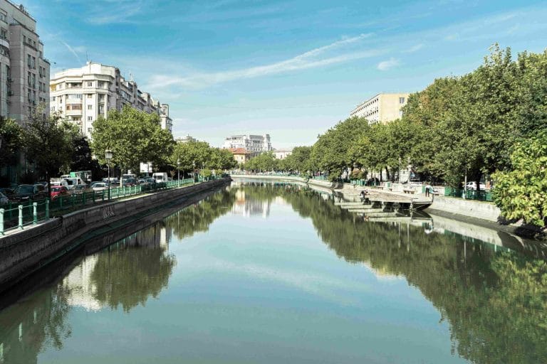 Bucureștiul pe înțelesul turiștilor: cele mai accesibile moduri prin care te deplasezi și unde merită să te cazezi ca să economisești timp