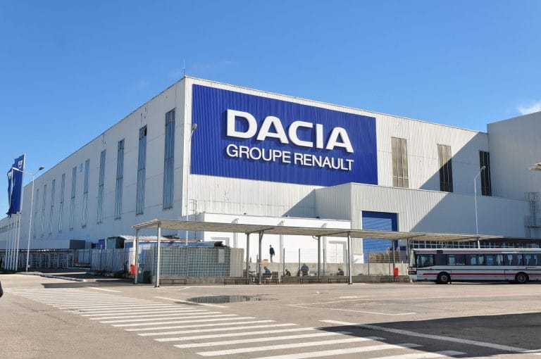 Val de concedieri la uzina Dacia de la Mioveni. Compania a decis să relocheze o parte din producție în alte țări