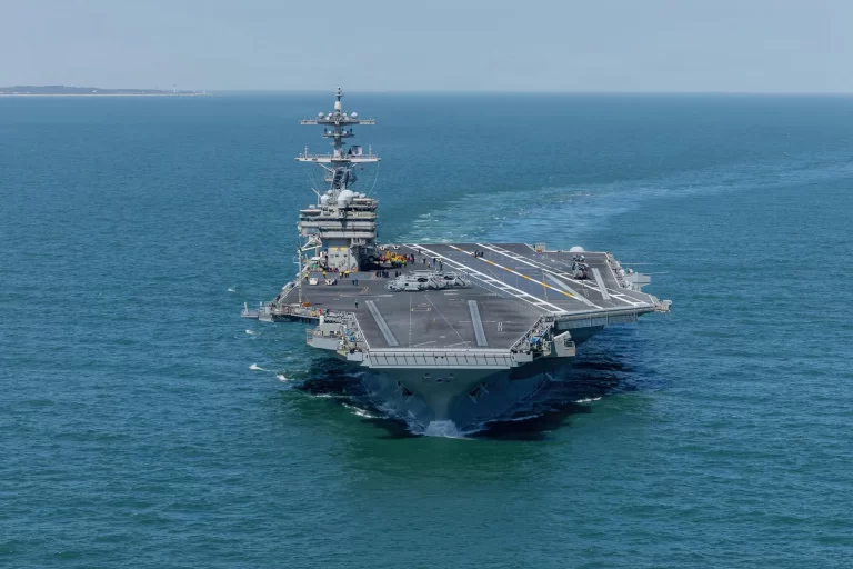USS George Bush se apropie de Orientul Mijlociu cu puntea plină de avioane de vânătoare