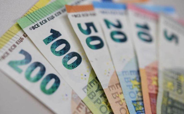 Euro sare de 5,1 lei. Record istoric pe fondul crizei politice