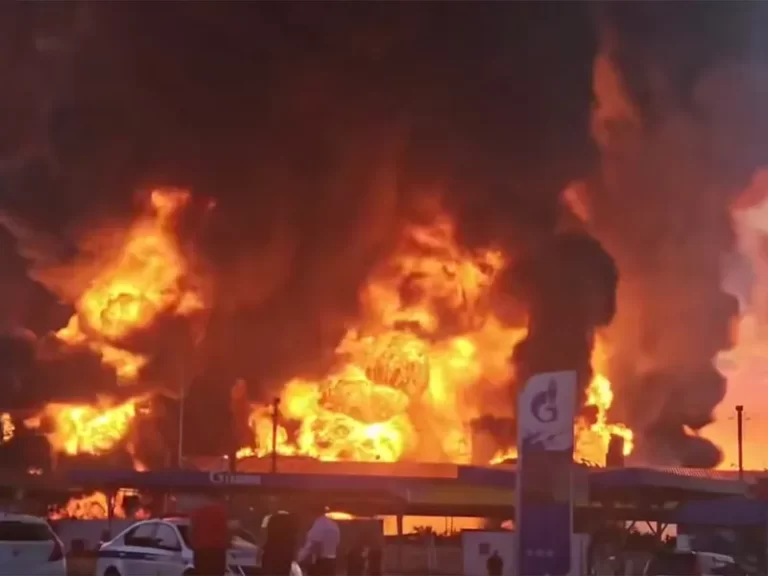 Ucraina distruge petrolierele Rusiei oriunde le găsește. Două, lovite la terminalul din Marea Neagră