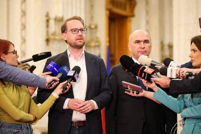 PNL și USR cer publicarea averilor demnitarilor, ținute la secret de Guvern