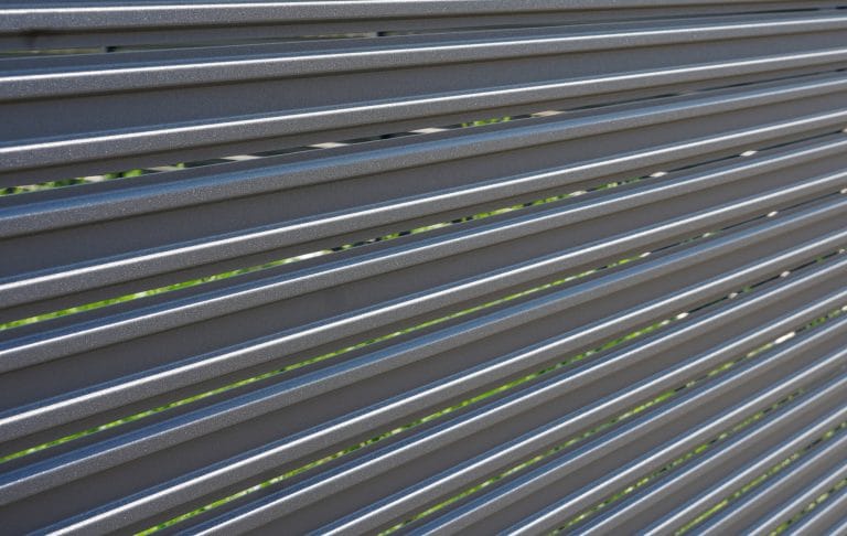 Analiză comparativă de cost: Gardul din șipcă metalică versus gardul din beton sau zidărie