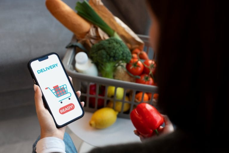 Aplicații mobile în retail, HoReCa și servicii: ce industrii au cel mai mare ROI și ce funcționalități fac diferența între descărcare și utilizare activă