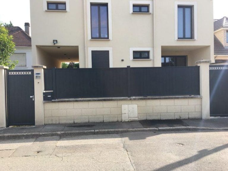 Construiești pe un teren în pantă? Trei provocări pe care le vei întâlni