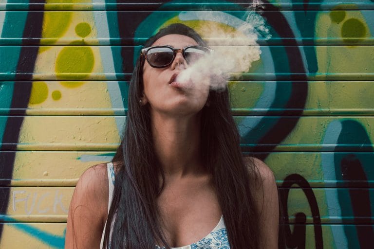Între țigări tradiționale, produse cu tutun încălzit și vapat – ce aleg consumatorii români anul acesta conform statisticilor