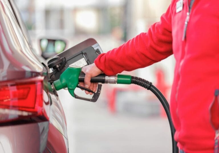 Parlamentul discută măsuri pentru reducerea prețului carburanților. Acciza ar putea fi redusă cu până la 25%