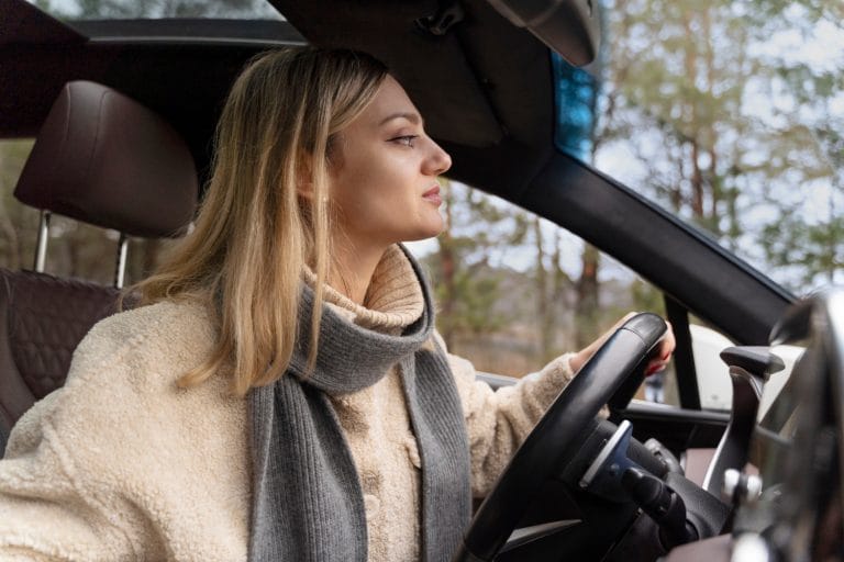 Cum previi acvaplanarea pe ploaie torențială: Ghid de conducere defensivă.